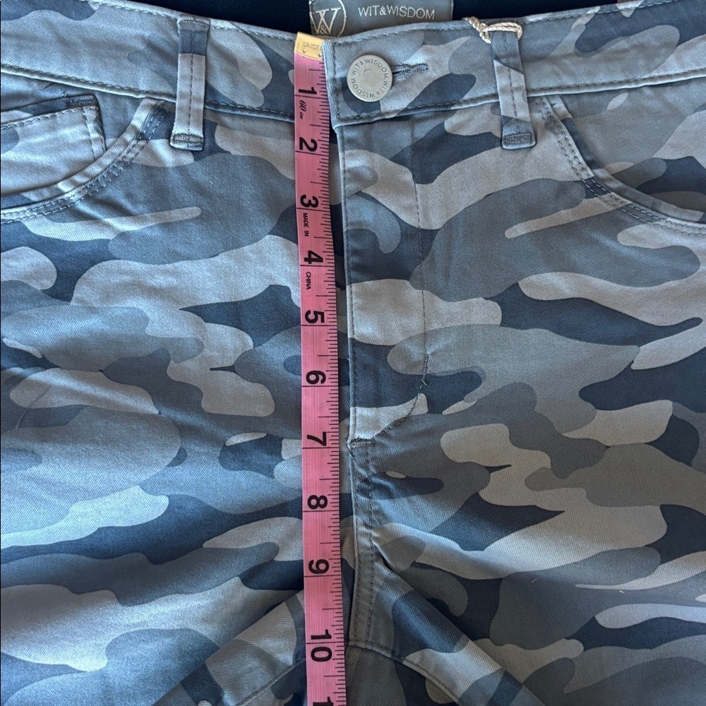 Wit & Wisdom 'Ab' Solution Camo High Waist Raw Hem
Shorts in Blue Shadow Sz8 NWT - Picture 5 of 7